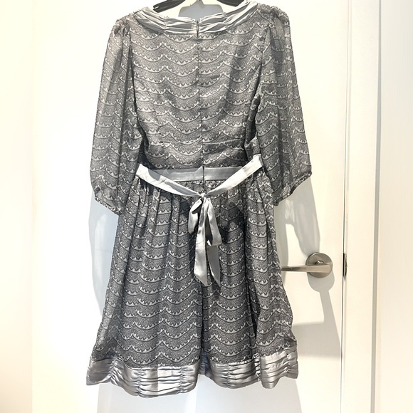 🖤 Unique & flirty dress with 3/4 sleeves & pretty satin trim & bow - Picture 10 of 17